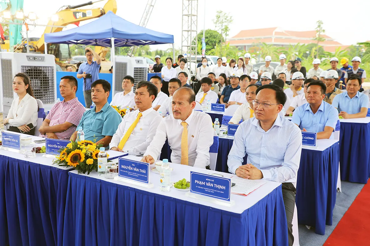 Phó Chủ tịch UBND tỉnh Phạm Văn Thịnh dự Lễ ra quân triển khai Dự án tuyến đường kết...
