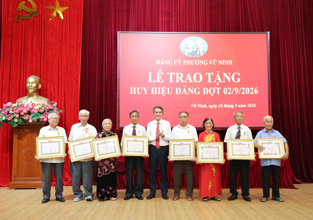 Trưởng Ban Tổ chức Tỉnh ủy Vũ Minh Hiếu trao tặng Huy hiệu Đảng đợt 2/9 tại phường Vũ...