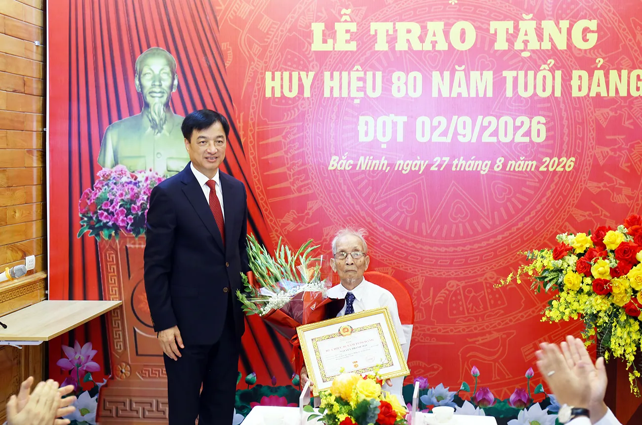 Trưởng Ban Tổ chức Trung ương Nguyễn Duy Ngọc dự Lễ trao tặng Huy hiệu 80 năm tuổi...