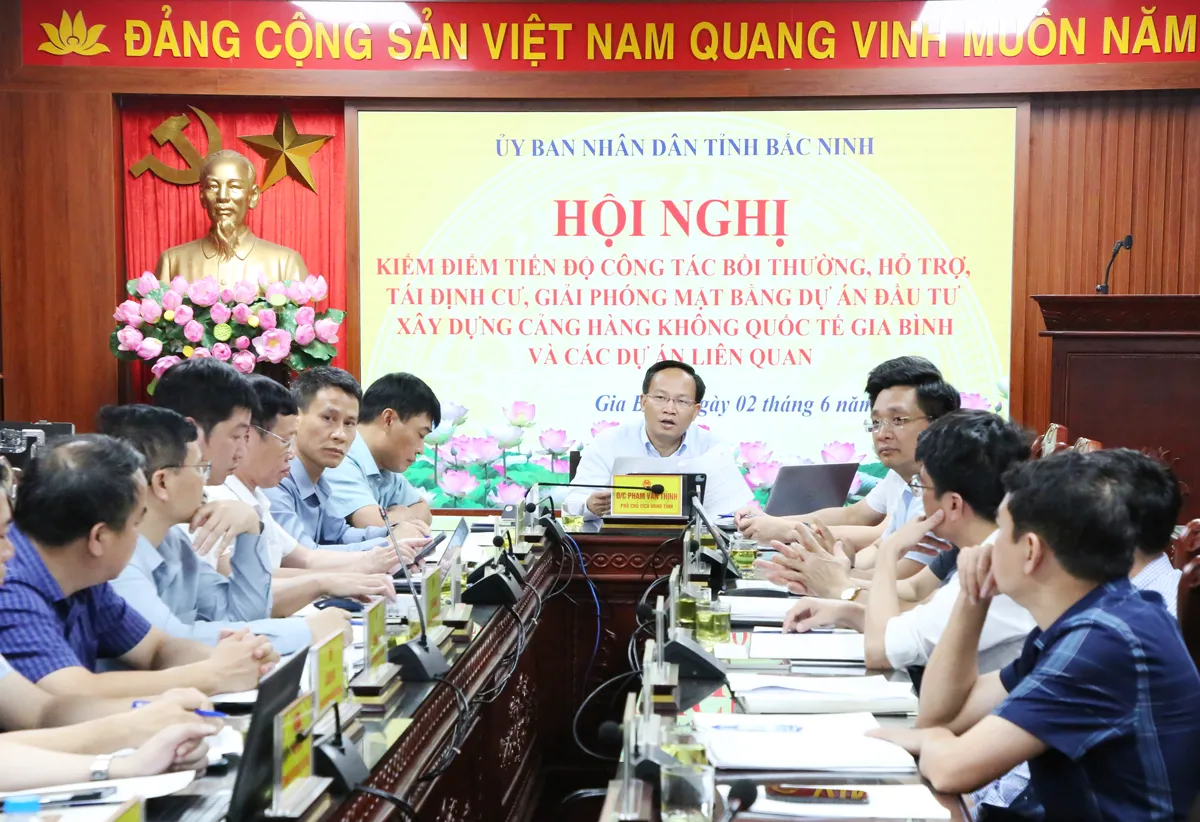 Phó Chủ tịch UBND tỉnh Phạm Văn Thịnh họp kiểm điểm tiến độ dự án Cảng hàng không...