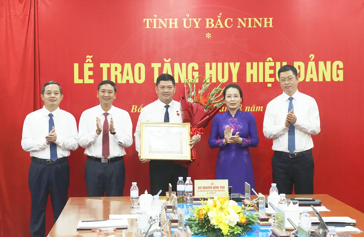 Trao Huy hiệu Đảng cho Bí thư Tỉnh ủy Nguyễn Hồng Thái và Phó Bí thư Thường trực Tỉnh...