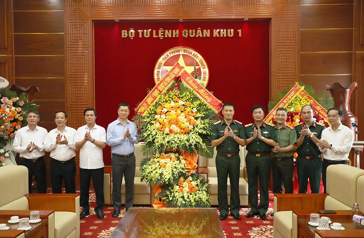 Thường trực Tỉnh ủy Bắc Ninh thăm, chúc mừng Tư lệnh Quân khu 1