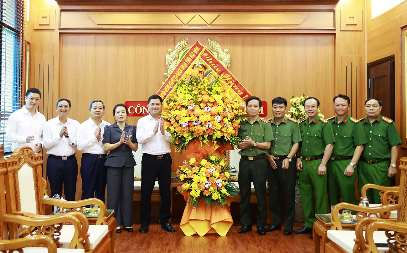 Thường trực Tỉnh ủy thăm, chúc mừng cán bộ, chiến sĩ Công an tỉnh nhân kỷ niệm 81 năm...