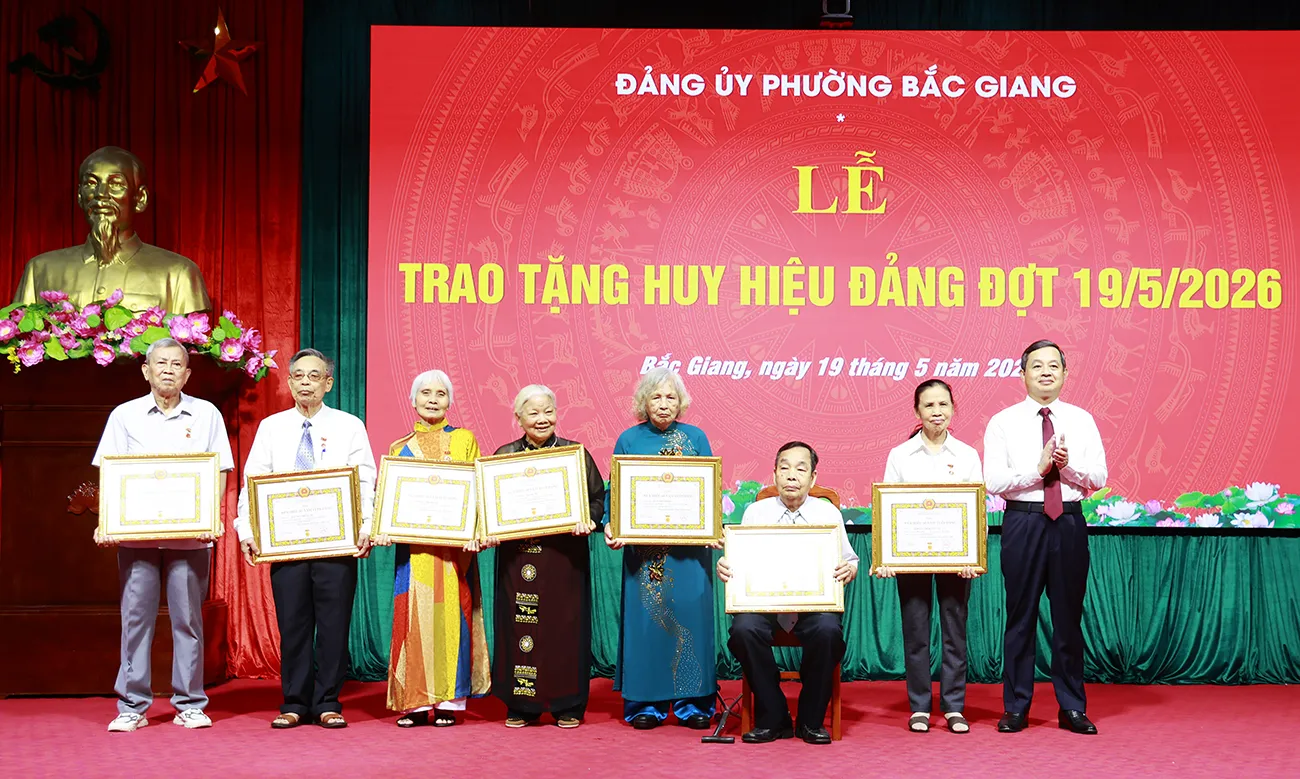 Phó Bí thư Tỉnh ủy, Chủ tịch UBND tỉnh Phạm Hoàng Sơn dự Lễ trao tặng Huy hiệu Đảng...