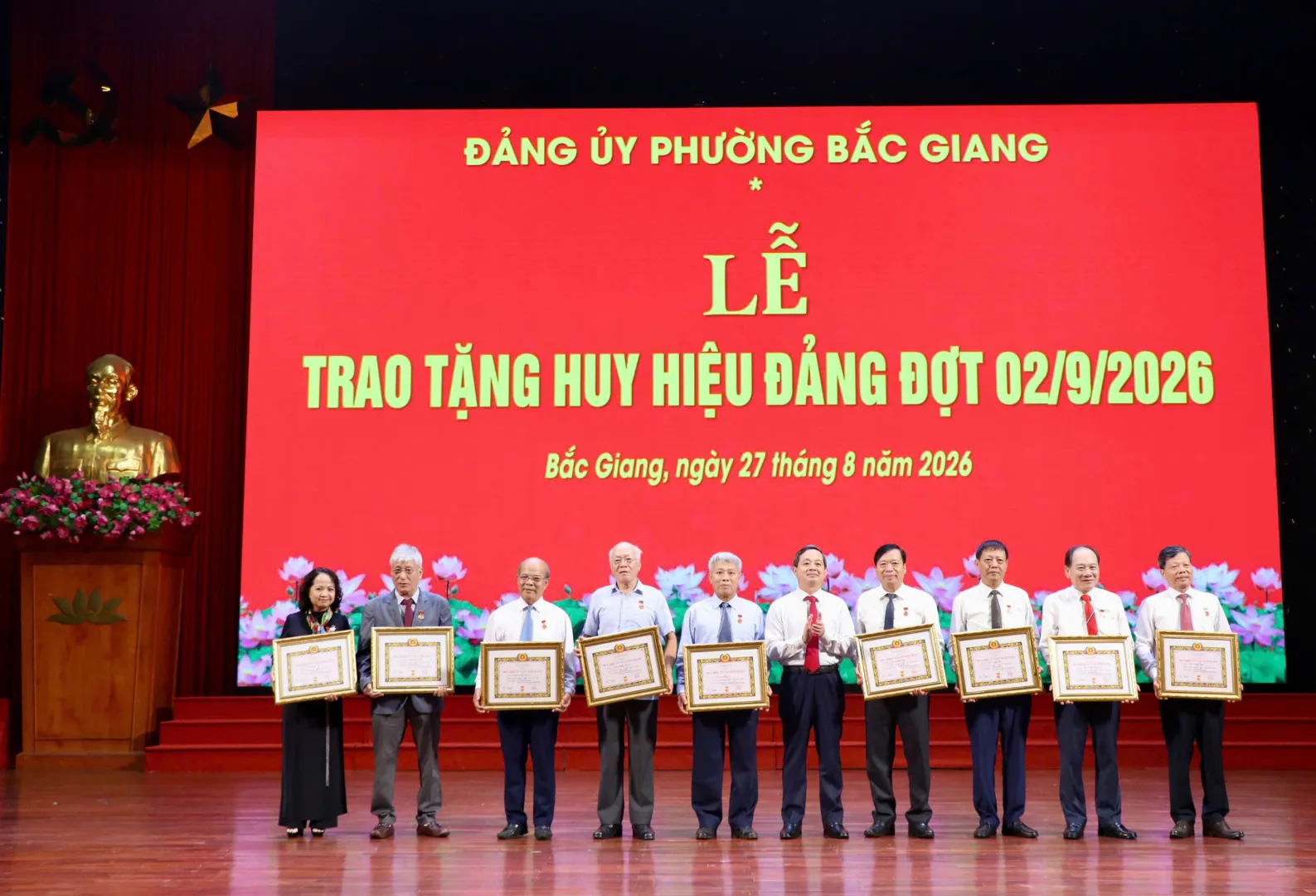 Chủ tịch UBND tỉnh Phạm Hoàng Sơn trao tặng Huy hiệu Đảng đợt 02/9 tại Đảng bộ phường...