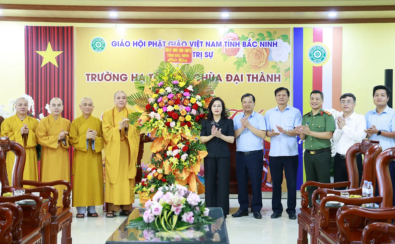 Phó Bí thư Thường trực Tỉnh ủy Nguyễn Thị Hương thăm, chúc mừng các chức sắc Phật...